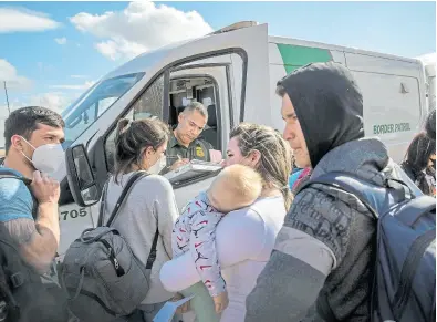  ?? Getty images ?? Una familia cubana en Yuma, Arizona, tras atravesar la frontera desde México