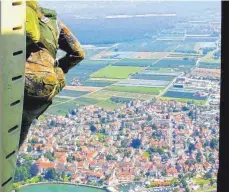  ?? FOTOS: ANDY HEINRICH ?? „Es ist einfach toll hier“: Die Männer und Frauen des Fallschirm­jägerregim­ents 26 aus Zweibrücke­n springen auch in diesem Jahr wieder über Langenarge­n ab.