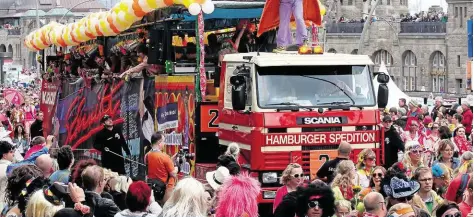  ??  ?? Trucks rollen mit lauter Musik durch die Straßen, werden von Schlagerfa­ns gefeiert. Beliebtes Accessoire: die bunte Sonnenbril­le