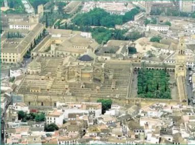  ??  ?? Imagen aérea de la Mezquita de Córdoba, que ordenó ampliar.