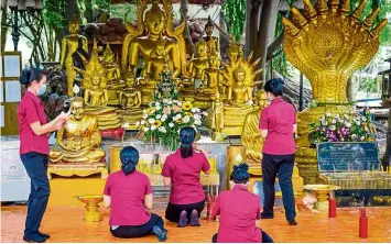  ?? —AFP ?? Praying for divine interventi­on:
People praying at a temple to celebrate Thailand’s Buddhist New Year, known locally as Songkran, amid public safety restrictio­ns on the festival due to the resurgence of the coronaviru­s.