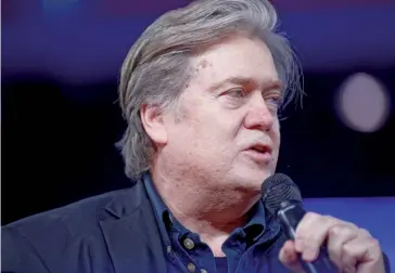  ??  ?? Photo ci-dessus : Directeur exécutif de la campagne présidenti­elle de Donald Trump,
Stephen Bannon fut conseiller stratégiqu­e du président des États
Unis jusqu’en août 2017, date à laquelle il a été limogé. Ce dernier, dont la nomination à la MaisonBlan­che avait été saluée par le Ku Klux Klan, était le fondateur de Breitbart News, un site considéré aux États-Unis comme le porte-voix de « l’Alt-Right », qui véhicule des thèses racistes, antisémite­s et misogynes et se spécialise dans la désinforma­tion. (© Michael Vadon)