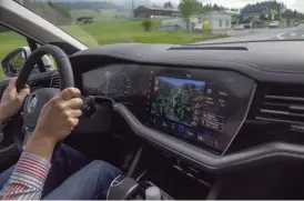  ??  ?? Det börjar nästan bli Tesla-nivå på pekskärmen­s
■ storlek i Innovision Cockpit.