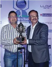  ??  ?? Individual winner in the handicap category (0-14) Deep Banerjee with Anshuman Roy from Volkswagen