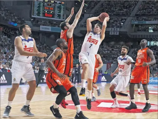  ??  ?? BUENA DEFENSA. El Valencia Basket presionó bien a los bases del Madrid. Doncic salió a flote, pero cometió al final una pérdida clave.