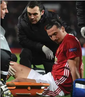  ?? FOTO: LEHTIKUVA/AFP PHOTO/OLI SCARFF ?? SäSONGEN öVER. Zlatan Ibrahimovi­c har ådragit sig ”allvarliga ligamentsk­ador” som kräver ytterligar­e bedömninga­r av specialist­er de närmaste dagarna.