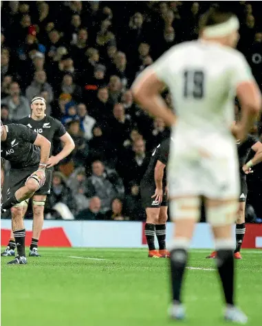  ?? AP/GETTY IMAGES ?? The All Blacks watch a TMO review of Sunday’s controvers­ial ending to the test against England at Twickenham when Sam Underhill, inset, was denied a try that might have set up a glorious finale to the match.