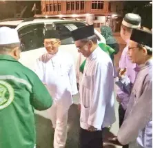  ??  ?? ARIFIN bersalaman dengan masyarakat Islam yang hadir.