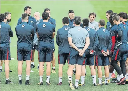  ?? FOTO: EFE ?? Los jugadores del Athletic, conjurados para ganar el decisivo partido ante el Óstersund, que dio un meneo a los ‘leones’ en su estadio