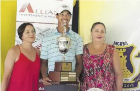  ?? ?? The 2019 winner of the Lindy Delapenha Golf Classic Khristian Chin (centre) with Delapenha’s daughters (from left), Marie Claire and Linda.