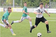  ?? FOTO: GERD HERMANN ?? Daniel Buscher (re.) erzielte für den VfB Rheingold das Tor zum 4:4-Ausgleich – doch es reichte nicht zu einem Punktgewin­n.