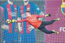  ?? FOTO: FC BARCELONA ?? Marc-André ter Stegen hizo este paradón en el entrenamie­nto