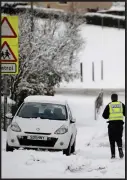  ??  ?? Several cars became stuck in the snow