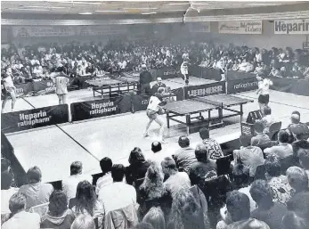  ?? FOTO: PRIVAT ?? Spitzenspi­el in der Zweiten Tischtenni­s-Bundesliga 1991 zwischen Ochsenhaus­en und Kassel, mit TTF-Spielertra­iner Rudi Stumper im Einsatz (am vorderen Tisch rechts).