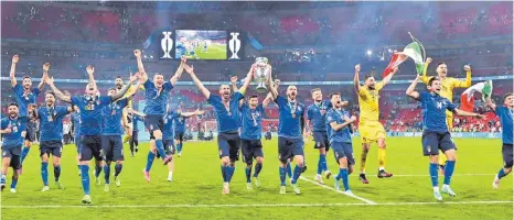  ?? FOTO: FABIO FERRARI/IMAGO IMAGES ?? Italien ist drei Jahre nach der verpassten WM 2018 zurück auf Europas Fußballthr­on und weckt große Hoffnung auf die Zukunft.