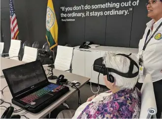  ??  ?? À Miami, le projet Genie VR emmène des personnes âgées isolées en voyage virtuel à La Havane.