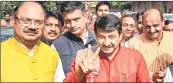  ??  ?? Delhi BJP President Manoj Tiwari shows the victory sign after he was acquitted by SC in a sealing case, in New Delhi on Thursday.