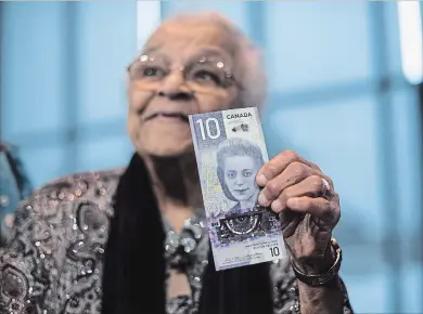  ?? DARREN CALABRESE THE CANADIAN PRESS ?? Wanda Robson, sister of Viola Desmond, holds the new $10 bank note featuring Desmond during a press conference in Halifax on March 8, 2018. A new $10 banknote featuring Viola Desmond's portrait will go into circulatio­n just over 72 years after she was ousted from the whites-only section of a movie theatre in New Glasgow, N.S.