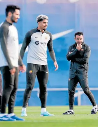 ?? ?? Gundogan y Araujo, junto a Xavi, en un entrenamie­nto del Barça // REUTERS