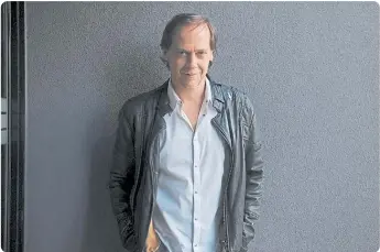  ??  ?? EL CONDUCTOR DE BASTA DE TODO, PRÓXIMO A CUMPLIR 47 AÑOS, EN LA PUERTA DE RADIO METRO.