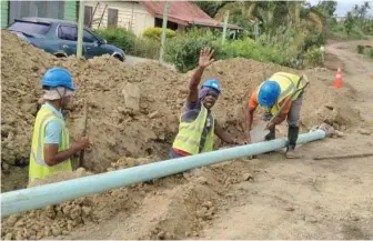  ?? Photo: Satish Narayan ?? Water pipeline works at Links Lane 25 in Ba.