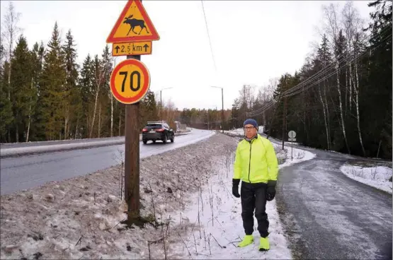  ?? KIM LUND KIM LUND ?? ÄLGFARA. Bland annat här i närheten av Lielax vägskäl sker många viltolycko­r. Ett stängsel skulle ha stor betydelse för trafiksäke­rheten, säger Jaakko Klang vid NTM-centralen.