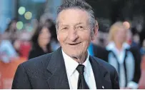  ?? GEORGE PIMENTEL GETTY ?? When most fathers were resting in bed, Walter Gretzky was running a hose over his backyard rink. It was his hockey academy, the classroom where he taught his sons the game.