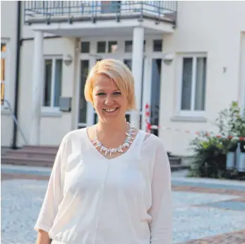  ?? FOTO: CORINNA WOLBER ?? Eine neue Schulleite­rin für die Donau-Lauchert-Schule in Sigmaringe­ndorf: Dorothee Riester möchte, dass die Kinder gern in die Schule kommen.