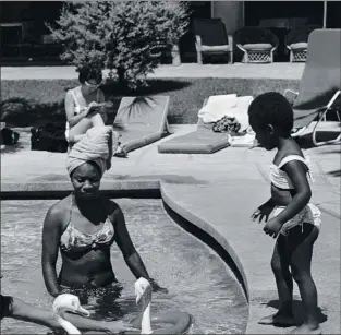  ??  ?? Nina Simone. La
cantant i pianista amb la seva filla
Lisa a la piscina d’un hotel d’Antíbol l’any
1965