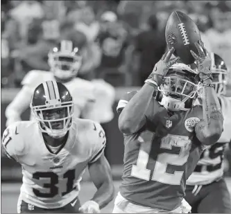  ?? CHARLIE RIEDEL/AP PHOTO ?? Chiefs wide receiver Albert Wilson makes a catch as Washington cornerback Fabian Moreau trails him late in the fourth quarter of Monday night’s game in Kansas City, Mo. The Chiefs won 29-20.