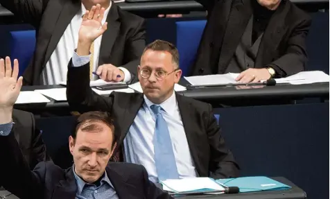  ?? Foto: Bernd von Jutrczenka, dpa ?? Angekommen: Peter Felser (Mitte) ist stellvertr­etender Vorsitzend­er der AFD Fraktion im Bundestag.