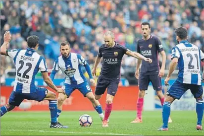  ?? MIGUEL VIDAL / REUTERS ?? El manchego Andrés Iniesta, rodeado de rivales, ayer en Riazor