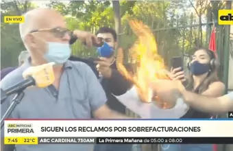  ??  ?? Momento en que un airado cliente de la empresa eléctrica quema su factura del servicio eléctrico, denunciand­o así la sobrefactu­ración de la que es víctima, y la arbitrarie­dad de la empresa.