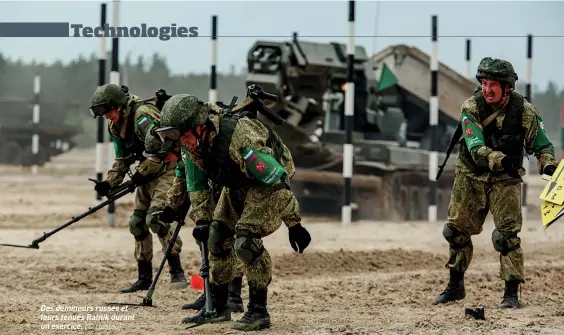  ??  ?? Des démineurs russes et leurs tenues Ratnik durant un exercice. (© Rostec)