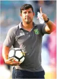  ?? ANGGER BONDAN/JAWA POS ?? DISIPLIN: Pelatih Persebaya Angel Alfredo Vera terpilih sebagai pelatih terbaik Liga 1 pekan ini.