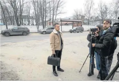  ?? SERGEI ILNITSKY / EFE ?? Alexei Liptsner, uno de los abogados de Navalni, se dirige a la prensa en el exterior de la prisión de Vladimir.