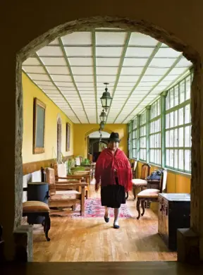  ??  ?? Conform istoriei pensiunii Hacienda La Ciénega (stânga), Humboldt și echipa lui au stat în această casă istorică în 1802, când naturalist­ul a studiat Cotopaxi. Vulcanul se reflectă într-o fereastră de la Chilcabamb­a Mountain Lodge din apropiere (dedesubt), aflată la doar 1,5 ore de Quito – loc de popas popular pentru vizitatori­i care urcă pe Cotopaxi.