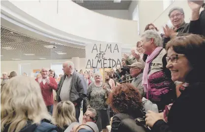  ??  ?? A população de Almeida juntou-se ao protesto dos autarcas no interior da Caixa e ao final do dia não queria arredar pé