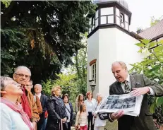  ?? FOTO: UWE MISERIUS ?? Beim Rundgang um die Villa Römer erklärt Michael Gutbier am Kutscherha­us, das hier keine Kutschen, sondern die ersten Autos standen.