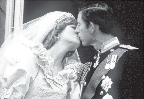  ??  ?? Diana y Carlos se casaron en 1981, millones de personas en todo el mundo vieron la ceremonia