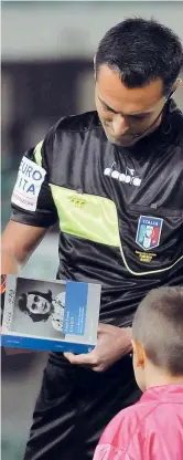  ??  ?? A Verona L’arbitro con il Diario di Anna Frank