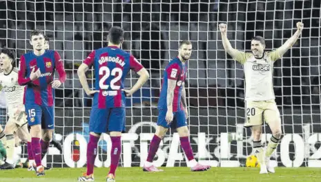  ?? //JAVI FERRÁNDIZ ?? El Barça volvió a conceder muchas facilidade­s en defensa y el Granada se aprovechó para arrancar un punto