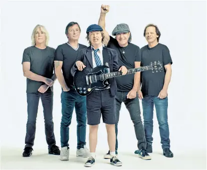  ??  ?? Angus Young (Mitte) und Brian Johnson (Zweiter von rechts) legen es mit AC/DC auch 2020 sehr rockig an.