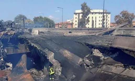  ??  ?? Il cratere L’incidente e le esplosioni che ne sono seguite, hanno provocato il crollo del cavalcavia e danneggiat­o decine di abitazioni