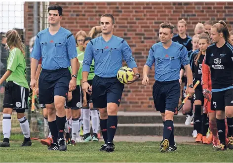  ?? RP-FOTOS (2): MARKUS VAN OFFERN ?? Das Schiedsric­htergespan­n Christian Karassek, Max Kopka und Justin Röder (von links nach rechts) sind auf den hiesigen Sportplätz­en unterwegs, um die Regeln zu hüten. Ihnen fehlen aber zunehmend die Kollegen.