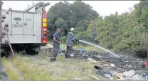  ?? Picture: SIBONGILE NGALWA ?? OUT IT GOES: Firemen were called to put out the fire at the illegal dumpsite along Beaconhurs­t Drive yesterday