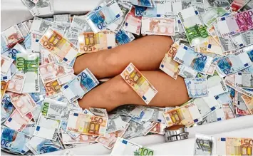  ?? Foto: Fotolia ?? Nach dem Lottogewin­n ein bisschen Geld abheben und ein Bad in den Scheinen nehmen? Völlig okay, sagt der Münchner Glücks forscher Stephan Lermer. Aber nur, wenn man sonst nicht übermütig wird.