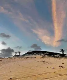  ??  ?? Pôr do sol na praia das Minas, uma das mais desertas