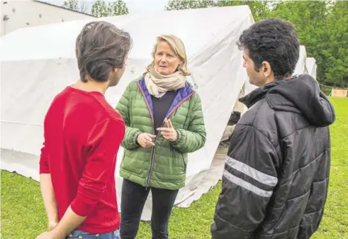  ?? BILD: SN/CHRIS HOFER ?? Die ehemalige Landesräti­n Doraja Eberle im Gespräch mit zwei Flüchtling­en in Salzburg.