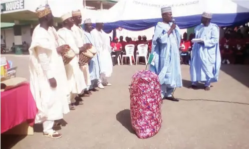  ?? PHOTOS: ?? The 11,979 686 grains of millet in a 100kg bag on display at the event. Ismail Adebayo